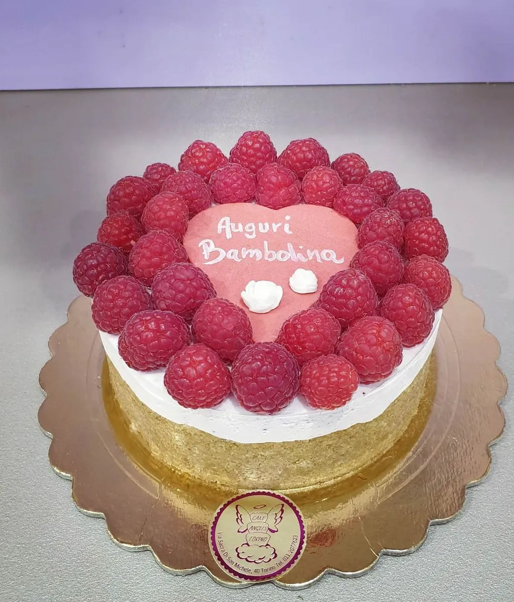 Cheesecake ai lamponi con cuore decorato