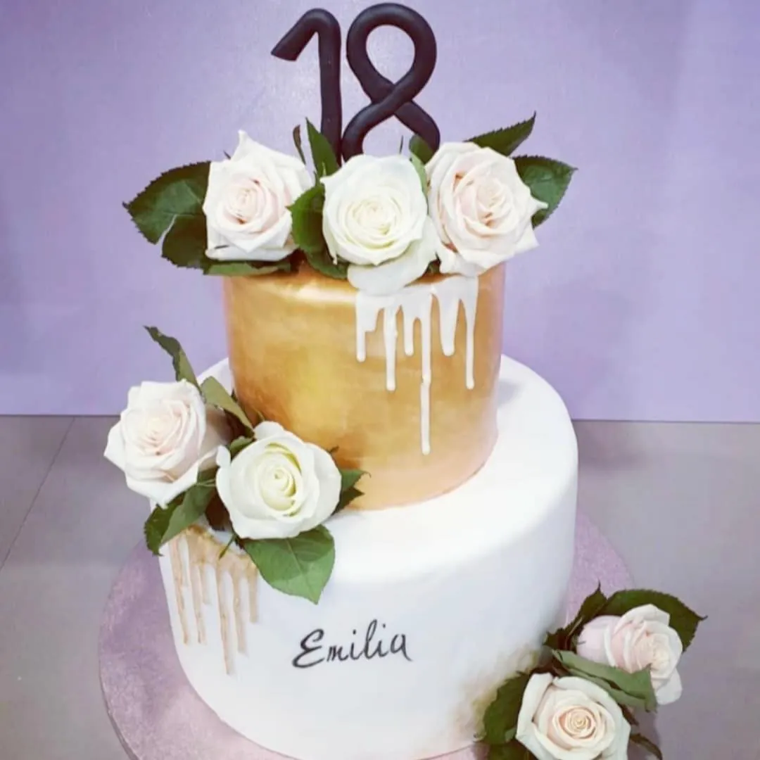 Torta a due piani oro e bianca con rose bianche e numero 18