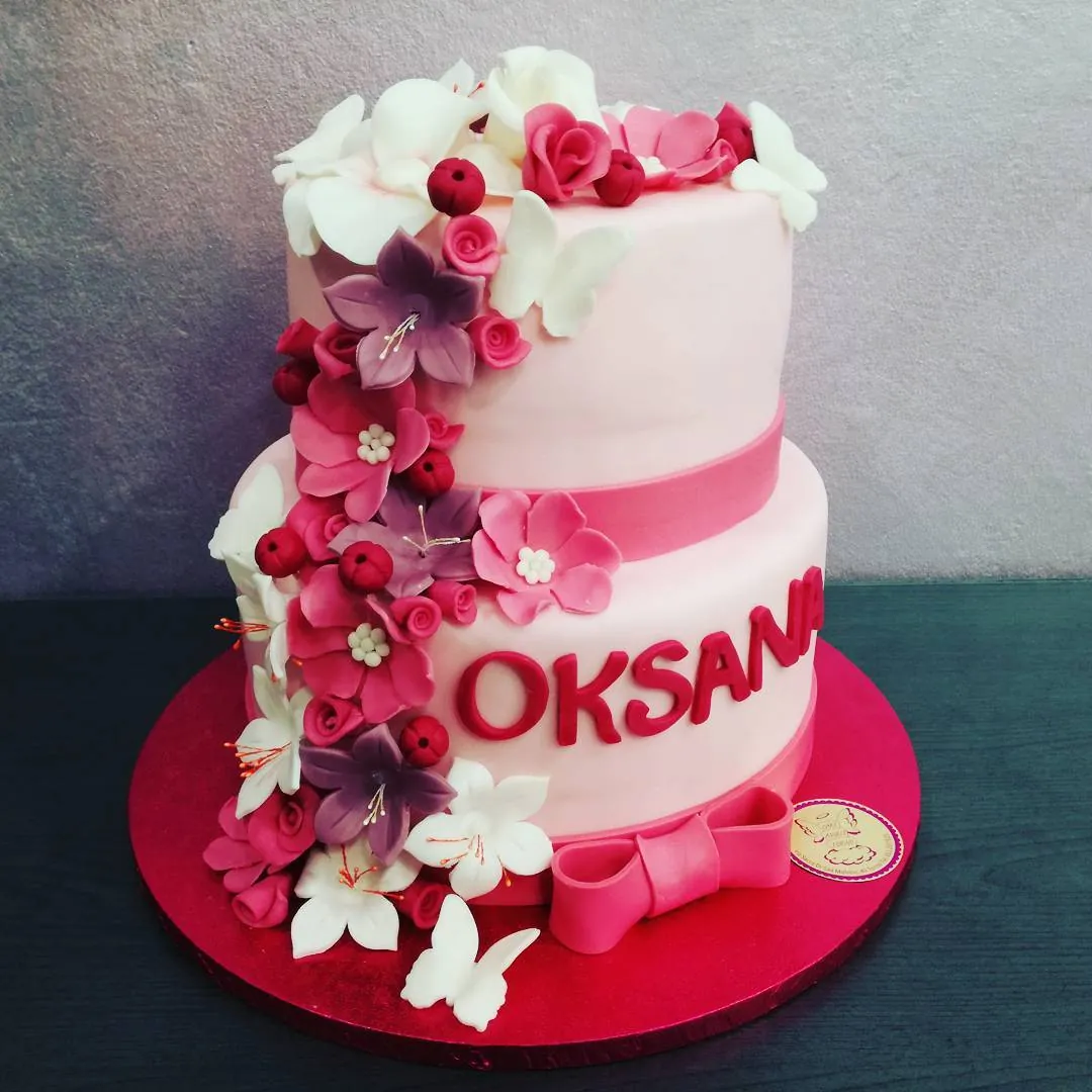 Torta con cascata di fiori di zucchero