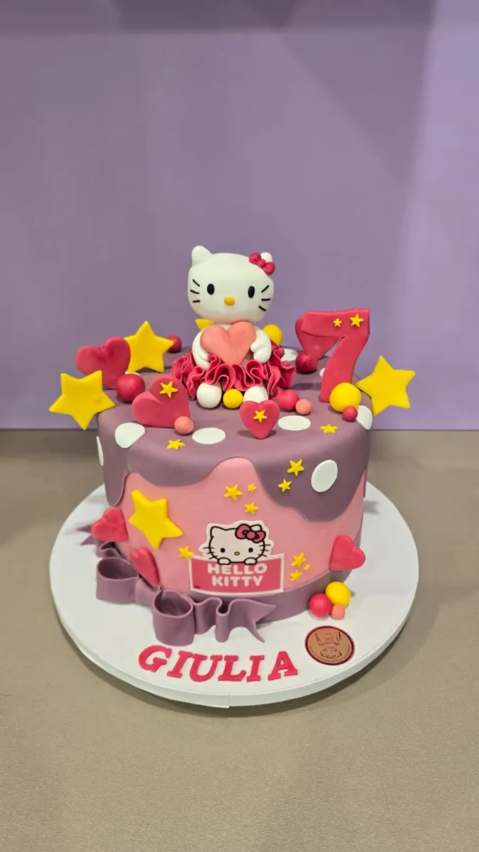 Torta Hello Kitty rosa e viola per i 7 anni
