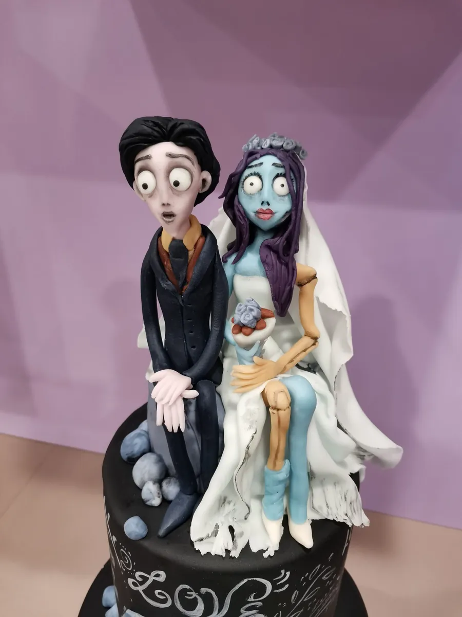 Torta con statuine di sposi in stile gotico