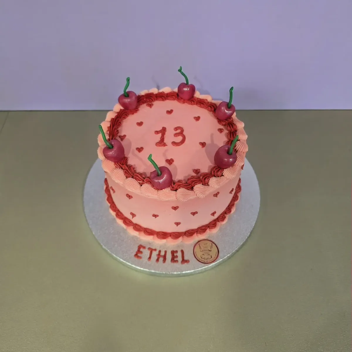 Ugly cake rosa con ciliegie, cuoricini e numero 13