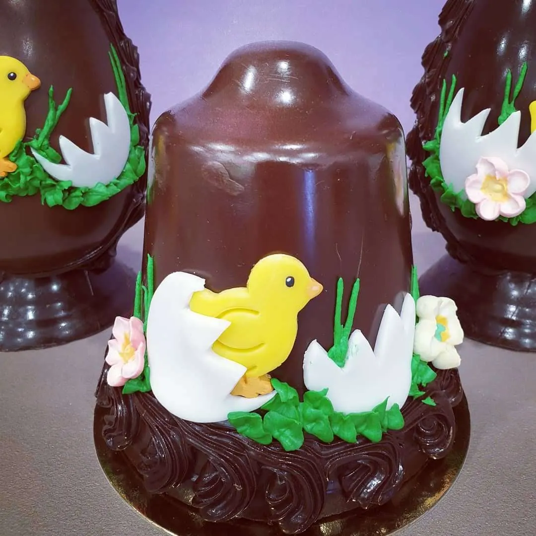 Uovo di Pasqua di cioccolato decorato a mano con pulcino